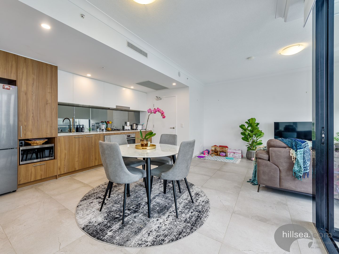 1009/372 Marine Parade, Labrador QLD 4215, Image 2