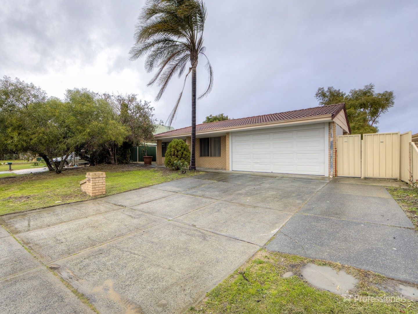 4 bedrooms House in 12 Rosebank Gardens ALEXANDER HEIGHTS WA, 6064