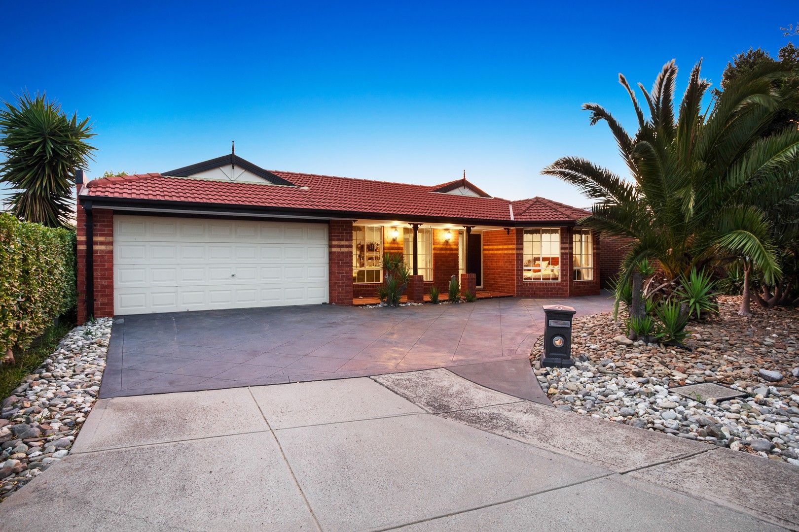 3 bedrooms House in 9 Mitchell Grove TAYLORS HILL VIC, 3037