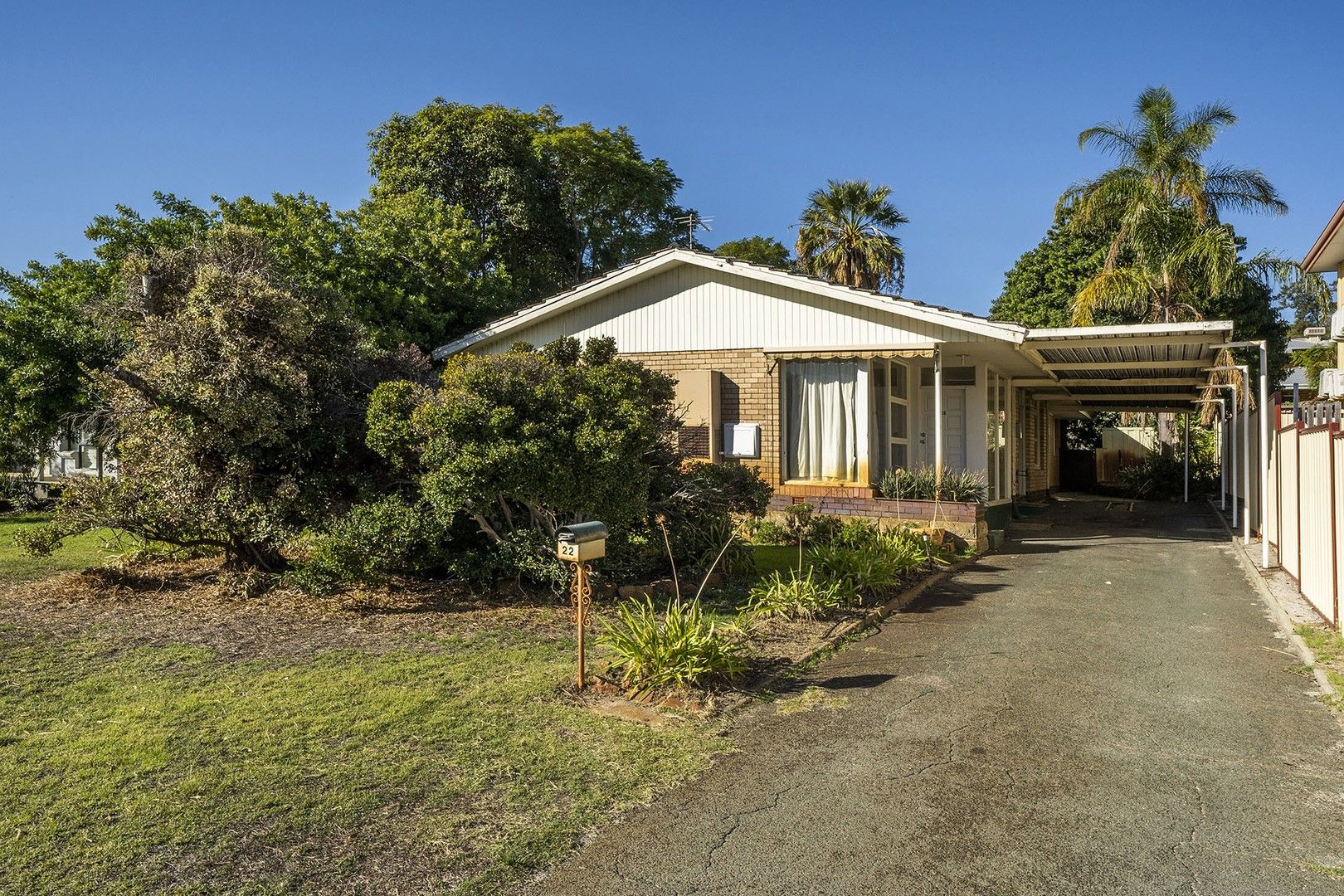 5 bedrooms House in 22 Peter Way ROSSMOYNE WA, 6148