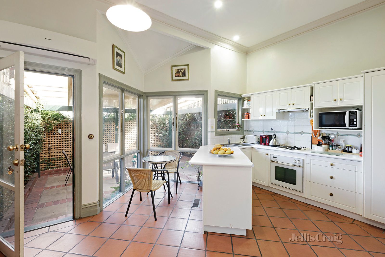 8 Malleson Street, Richmond VIC 3121, Image 2