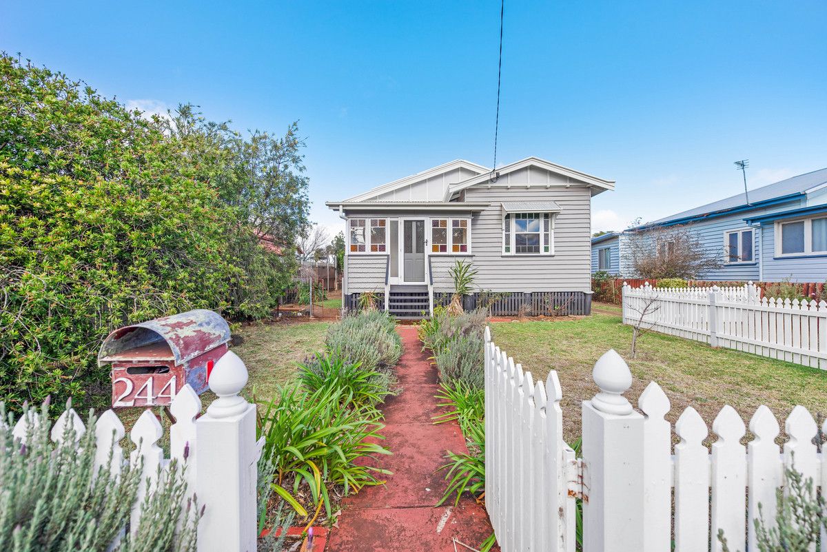 2 bedrooms House in 244 Campbell Street NEWTOWN QLD, 4350