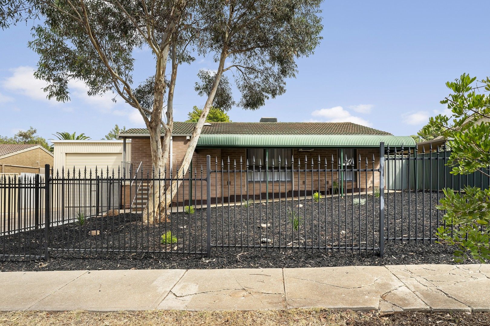 3 bedrooms House in 43 Linger Crescent ELIZABETH DOWNS SA, 5113