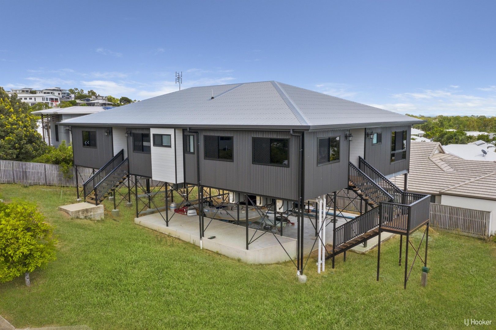 4 bedrooms House in 8 Platypus Street BUSHLAND BEACH QLD, 4818