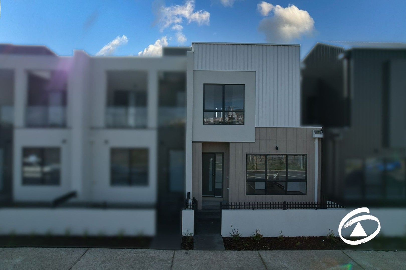 3 bedrooms Townhouse in 9 Travertine Loop BERWICK VIC, 3806