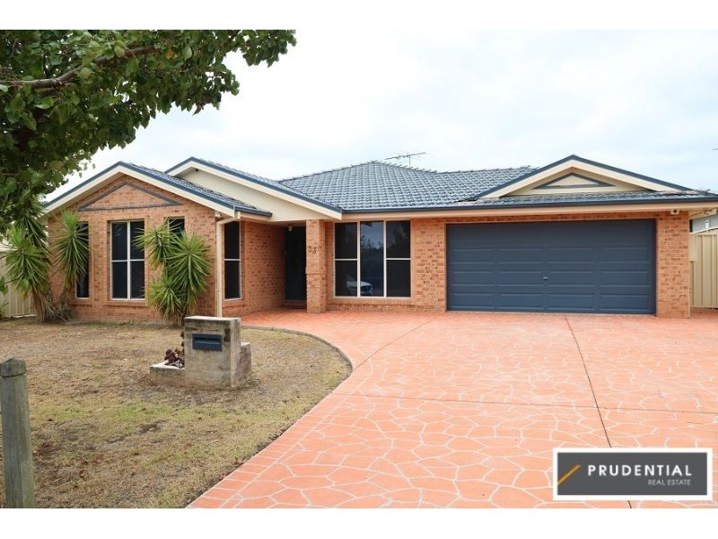 5 bedrooms House in 33 Soliano Street ROSEMEADOW NSW, 2560