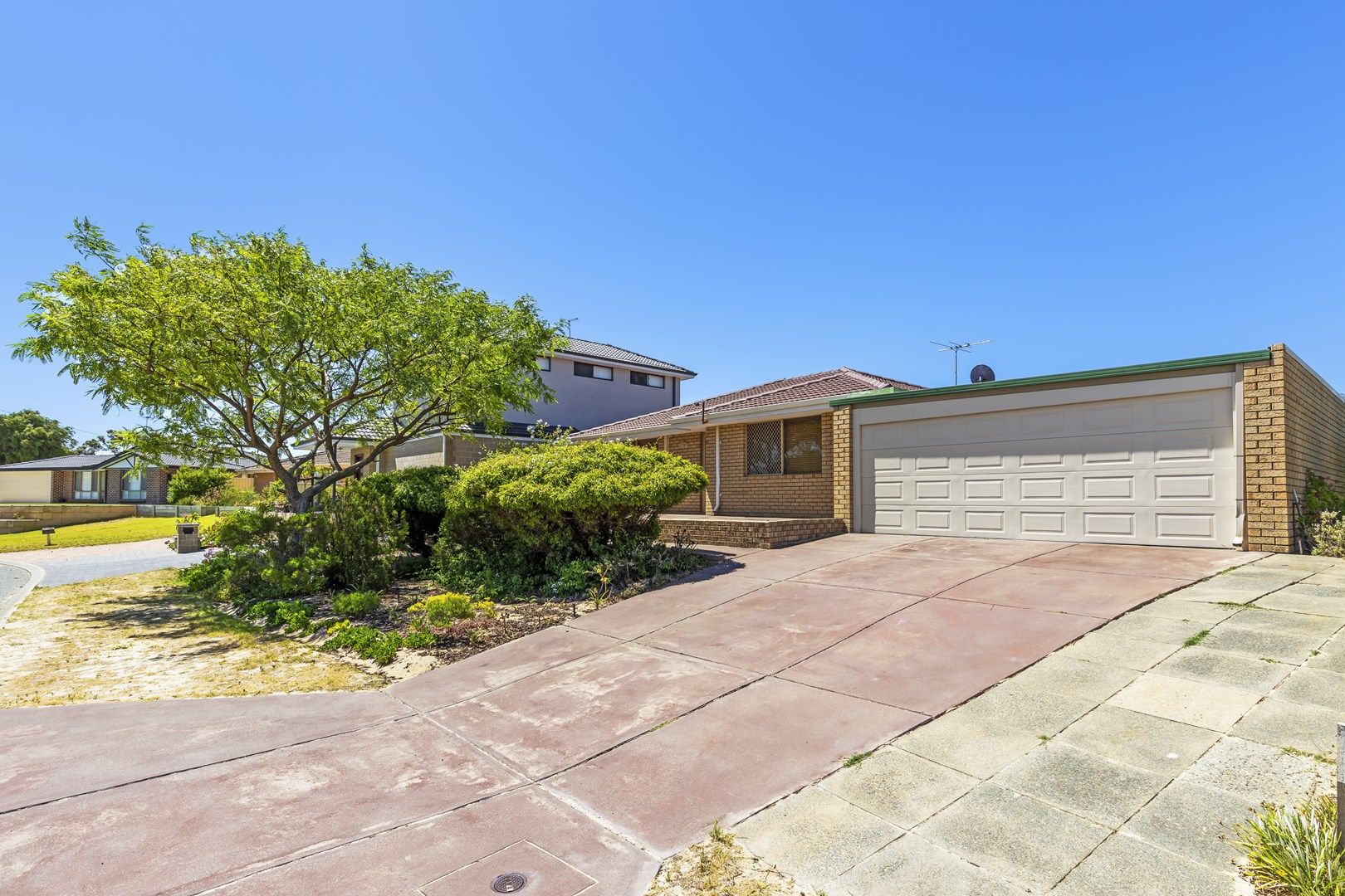 4 bedrooms House in 2 Sanford Court HEATHRIDGE WA, 6027