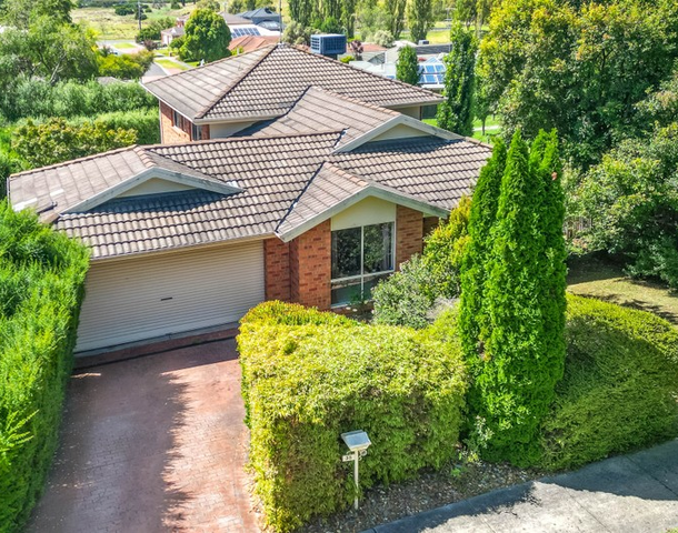 35 Cara Crescent, Berwick VIC 3806