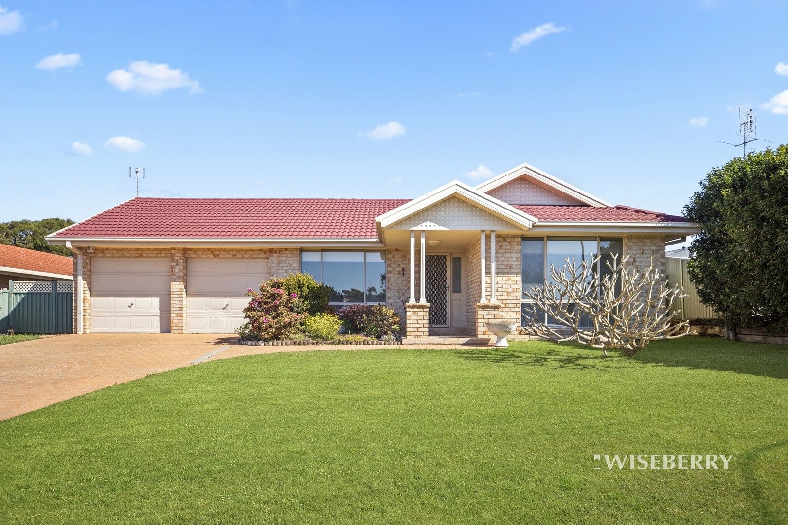 4 bedrooms House in 12 Holly Cl LAKE HAVEN NSW, 2263