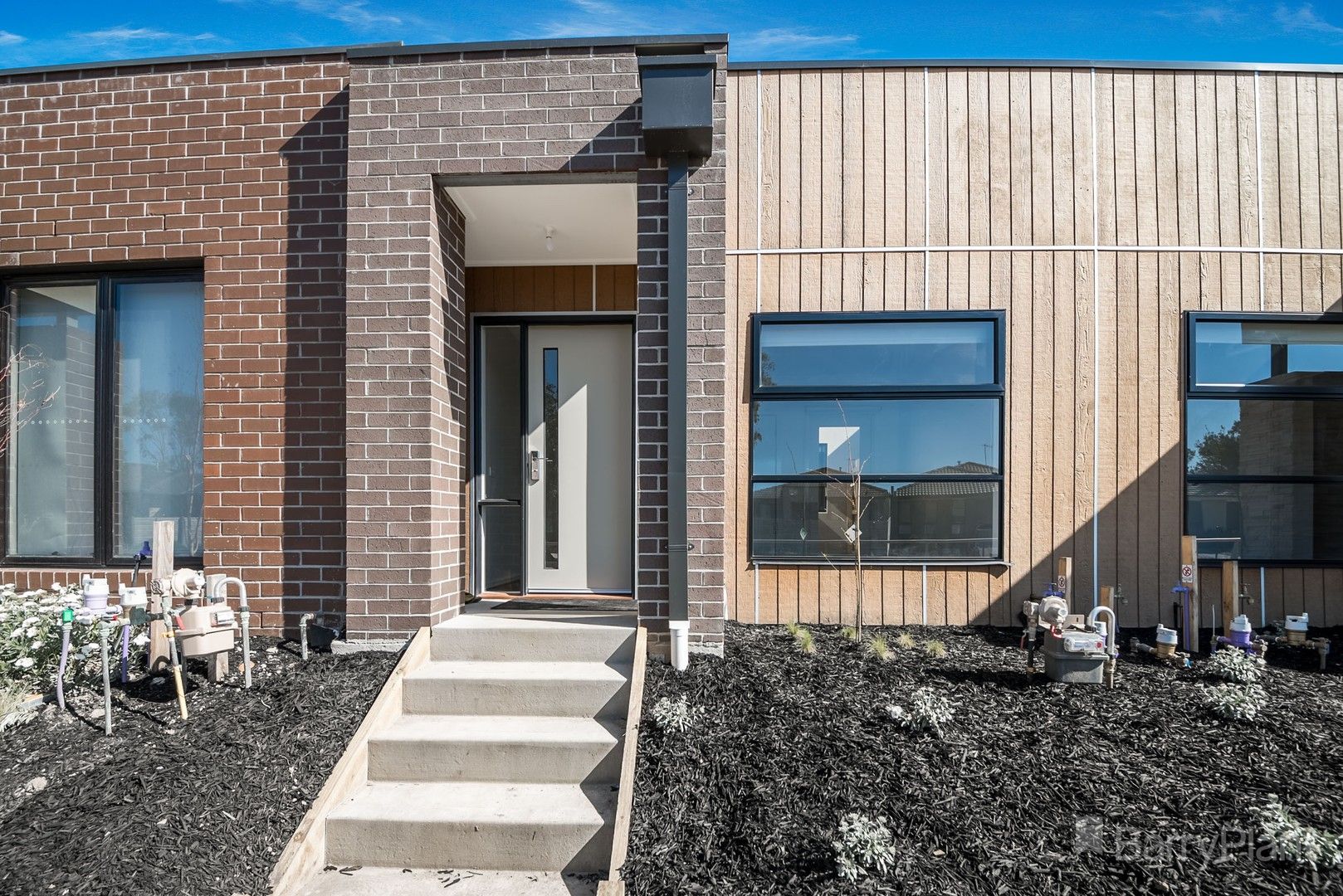 2 bedrooms Townhouse in 27 Fadden Mews OFFICER VIC, 3809