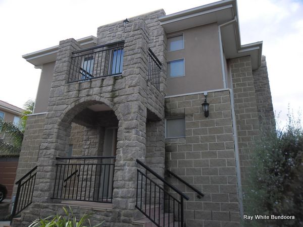3 bedrooms Townhouse in 1/19 Hughes Circuit BUNDOORA VIC, 3083