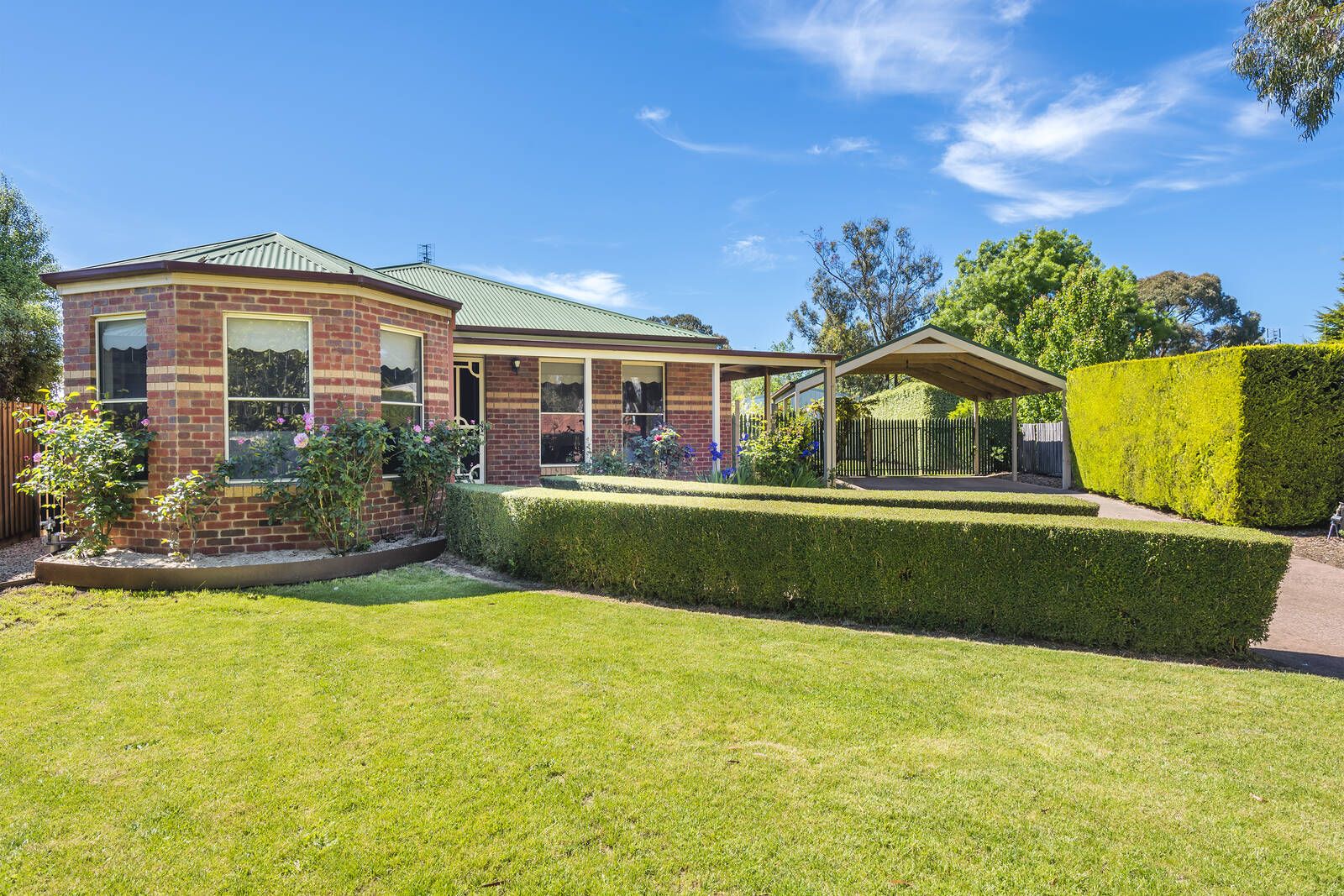 4 bedrooms House in 1 Pine Close WOODEND VIC, 3442