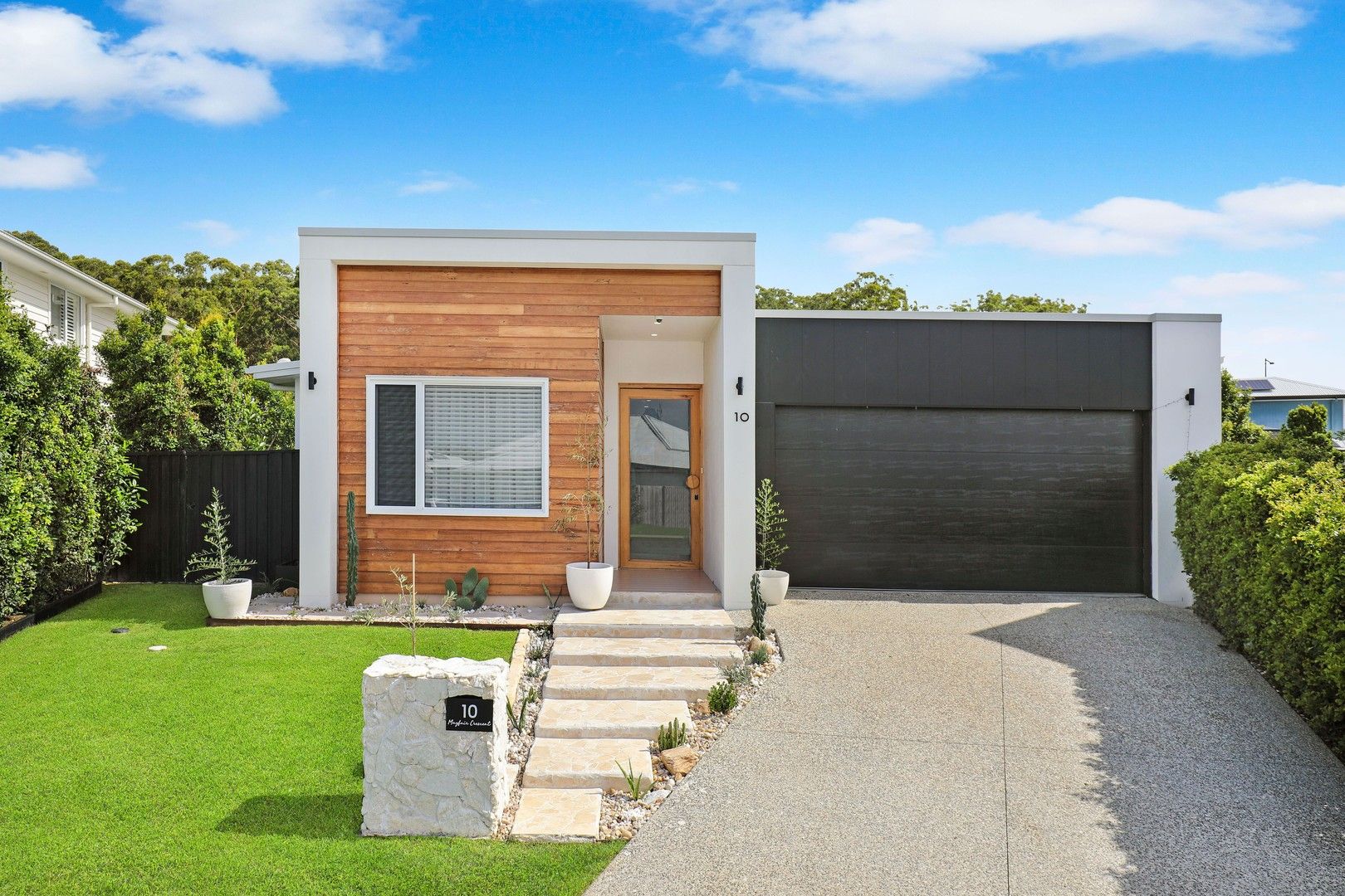 5 bedrooms House in 10 Mayfair Crescent BARINGA QLD, 4551