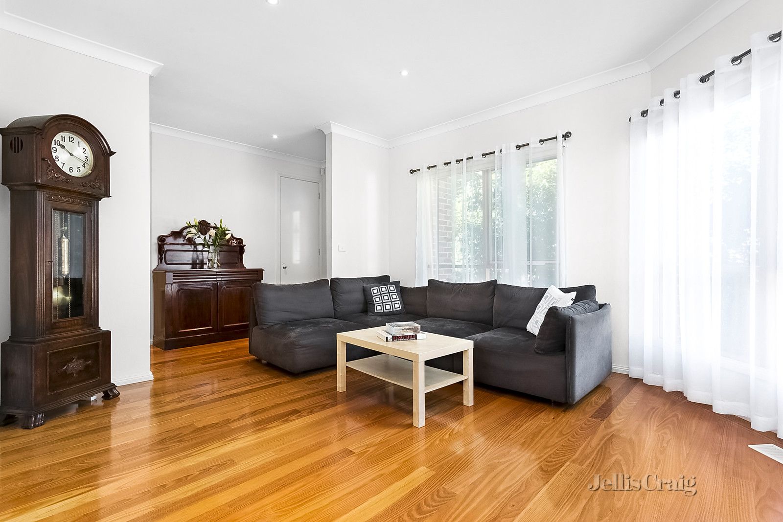 2/27 Nerissa Grove, Oak Park VIC 3046, Image 2