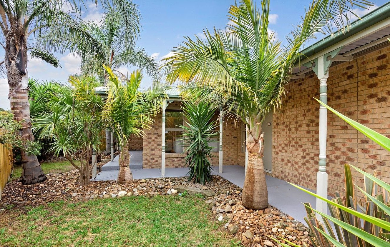 4 bedrooms House in 11 Claire Close PAKENHAM VIC, 3810
