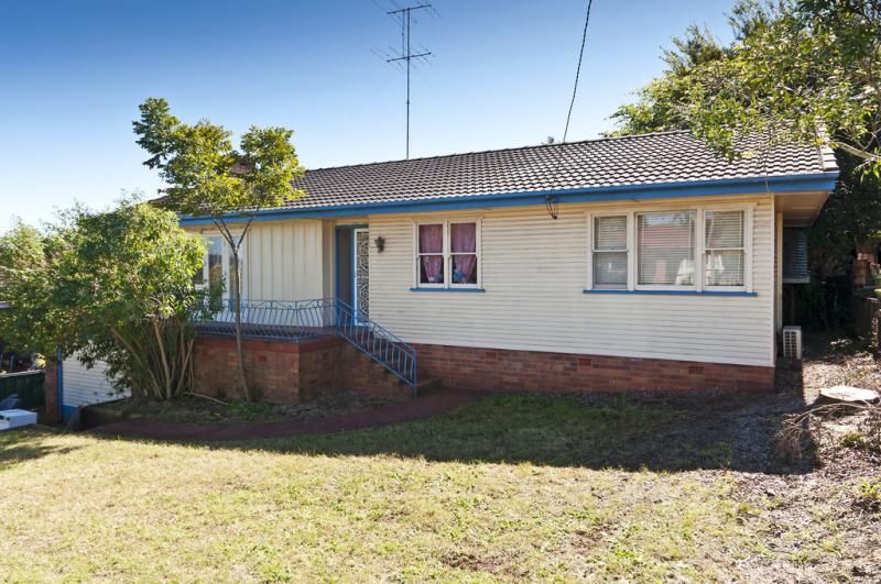 3 bedrooms House in 77 North Street HARLAXTON QLD, 4350