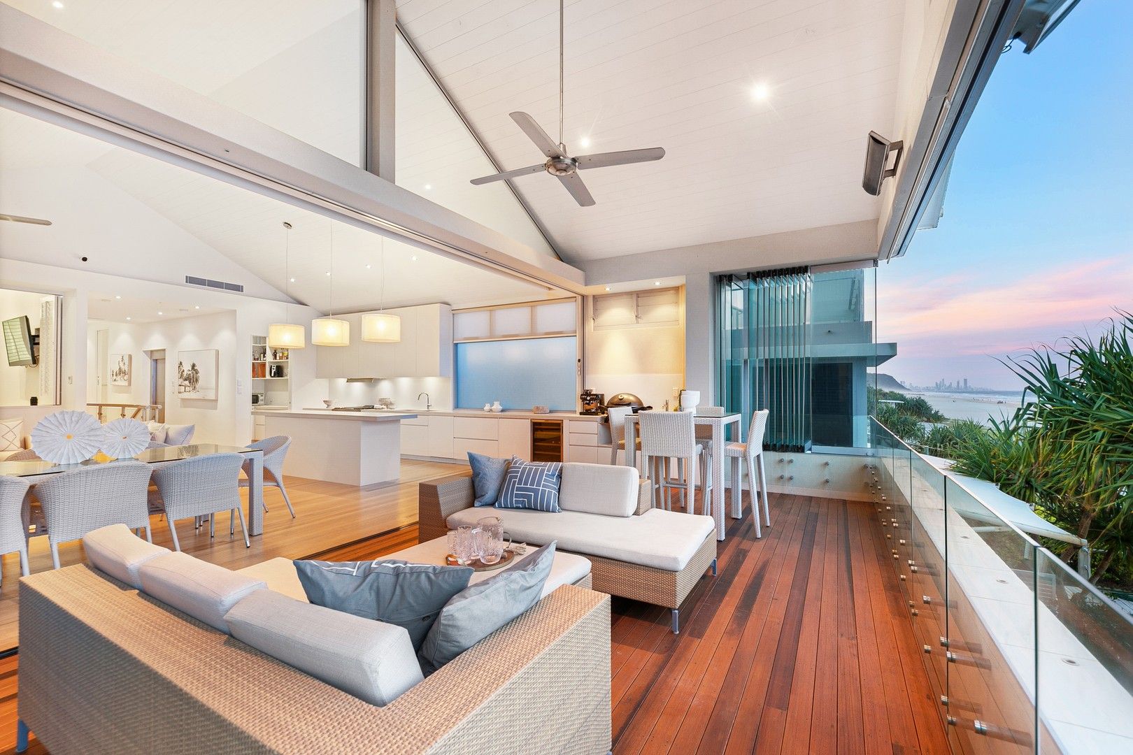 3 bedrooms House in 181 Jefferson Lane PALM BEACH QLD, 4221