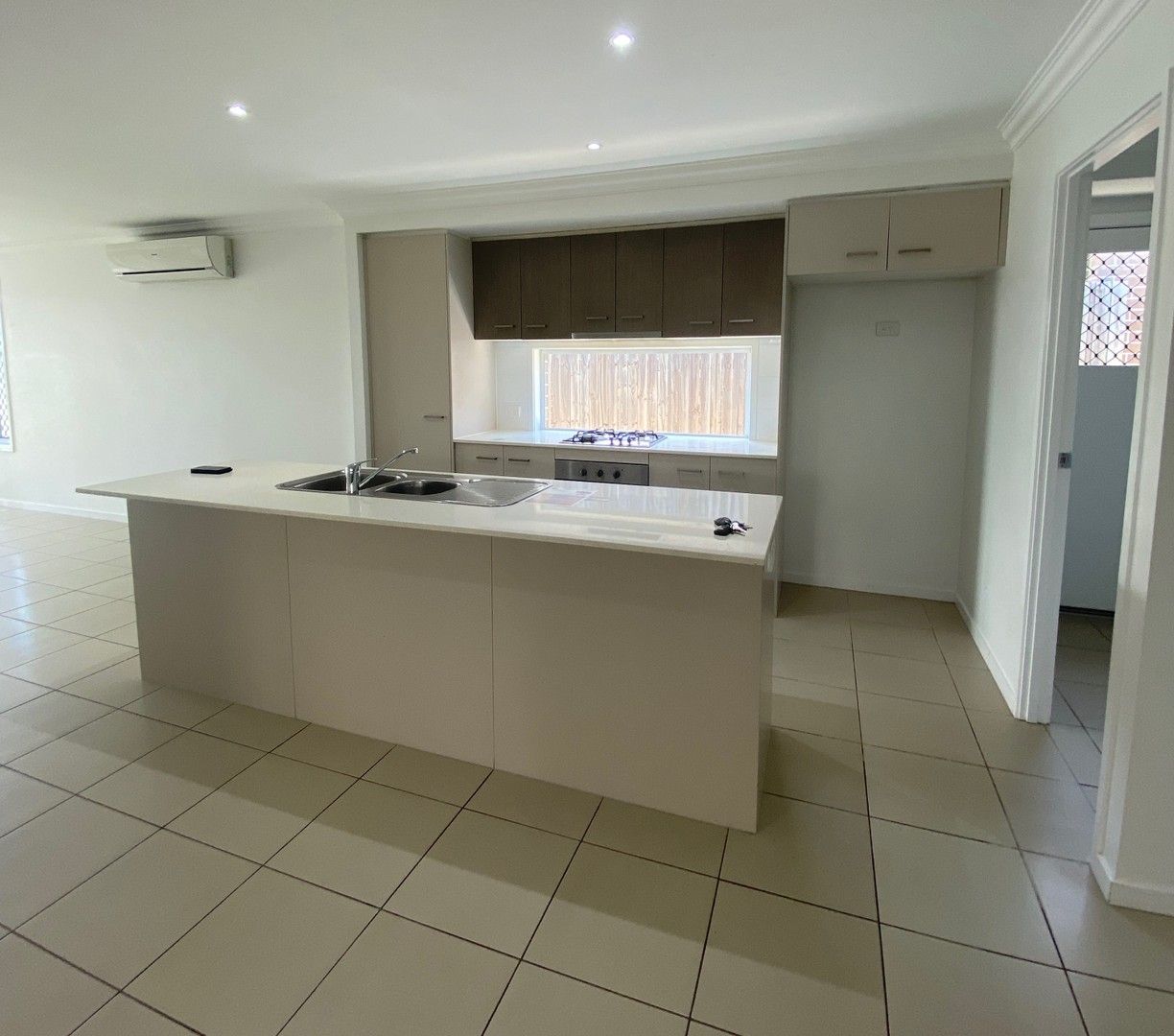 4 bedrooms House in 6 Maree Place REDLAND BAY QLD, 4165