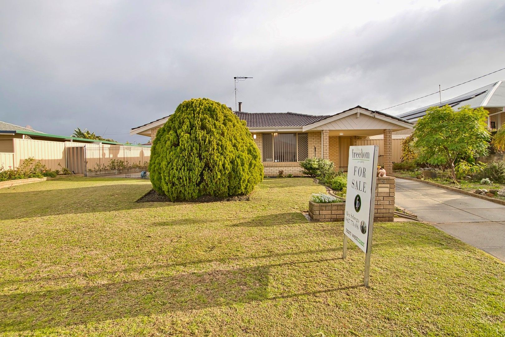 3 bedrooms House in 8 Maitland Close COOLOONGUP WA, 6168
