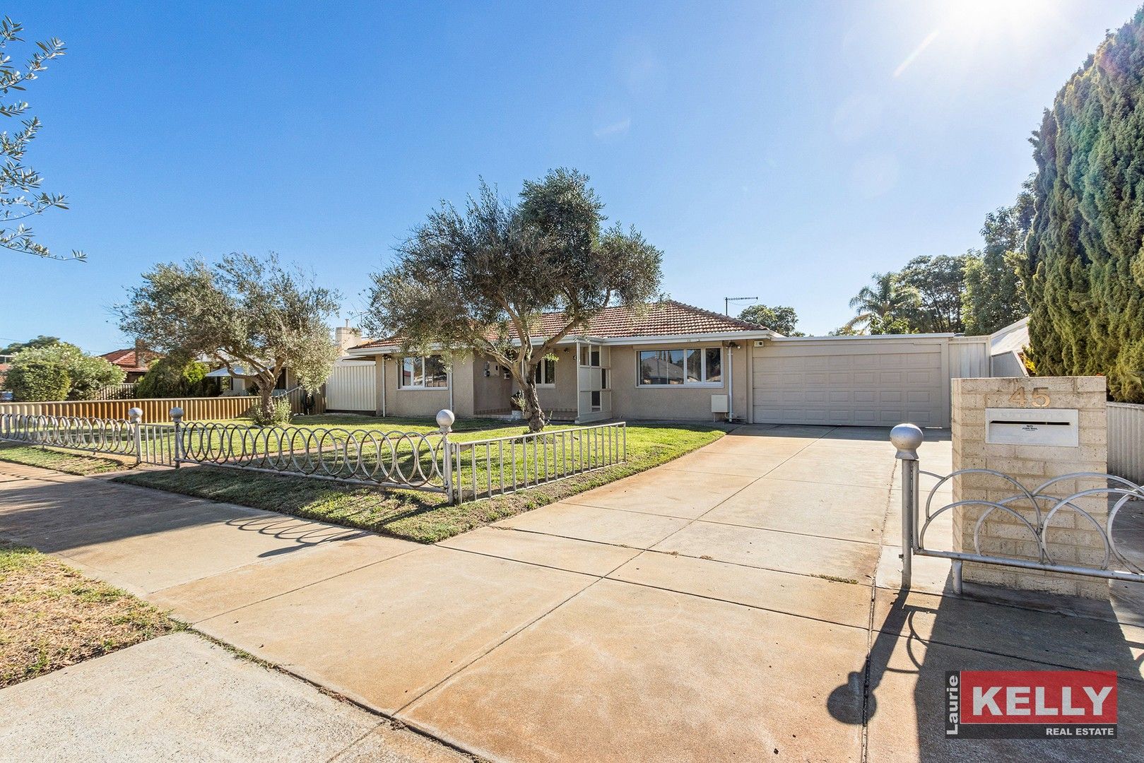 4 bedrooms House in 45 Whiteside Street Street CLOVERDALE WA, 6105