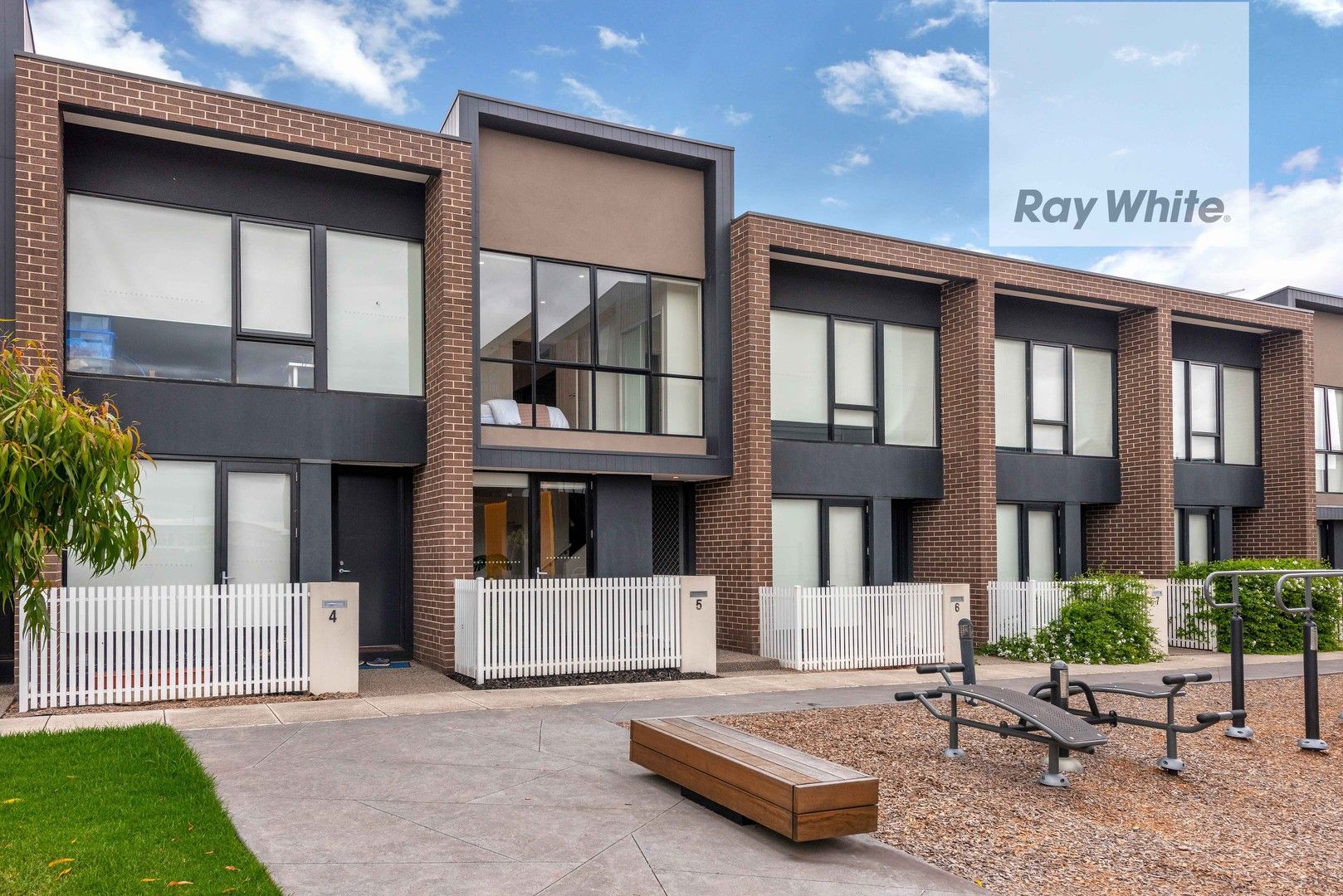 2 bedrooms Townhouse in 5 Olsen Walk MILL PARK VIC, 3082