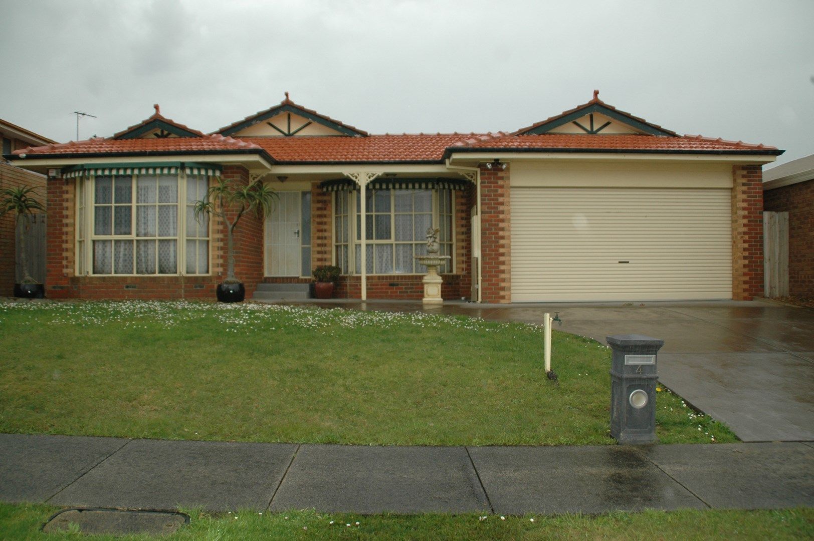 4 bedrooms House in 4 Baringa Court ROWVILLE VIC, 3178