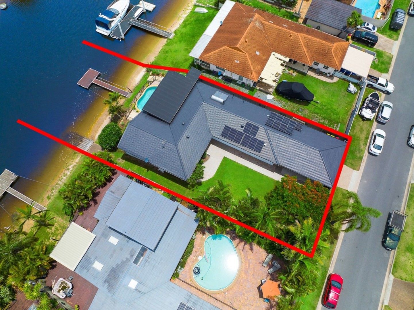 5 bedrooms House in 8 Huon Street BROADBEACH WATERS QLD, 4218