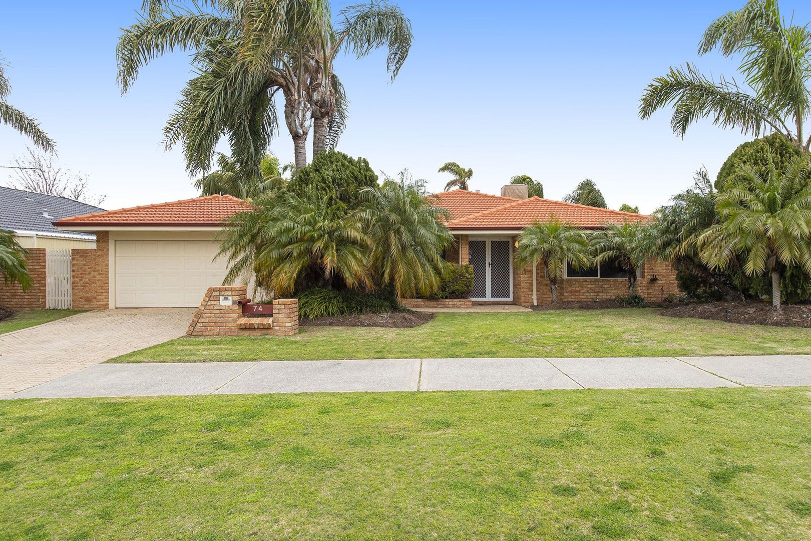 4 bedrooms House in 74 Woodbridge Drive COOLOONGUP WA, 6168