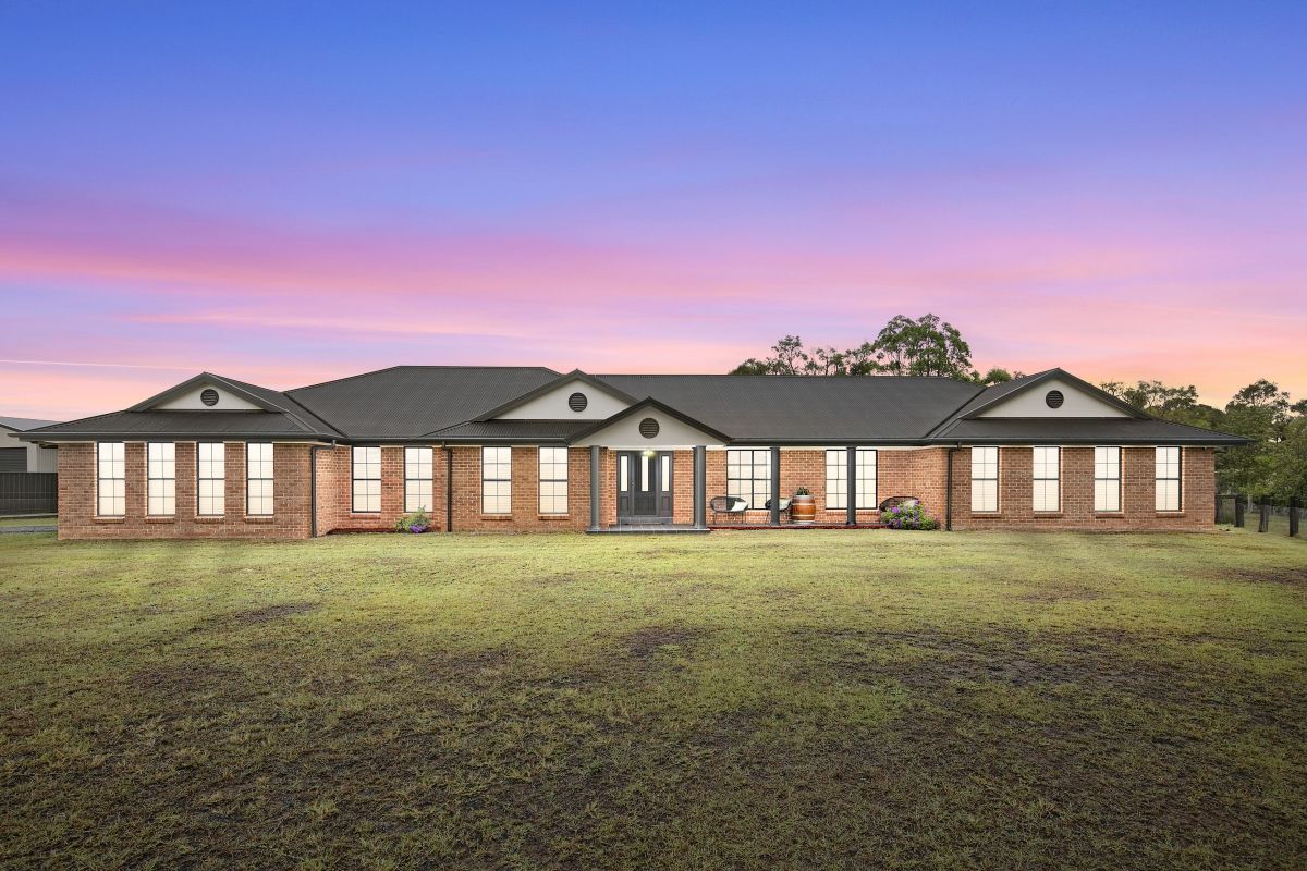 5 bedrooms House in 39 Forbes Crescent HEDDON GRETA NSW, 2321
