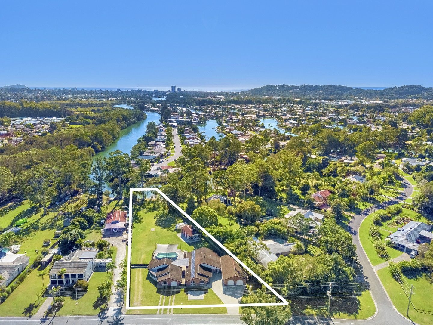 8 bedrooms House in 226 Galleon Way CURRUMBIN WATERS QLD, 4223