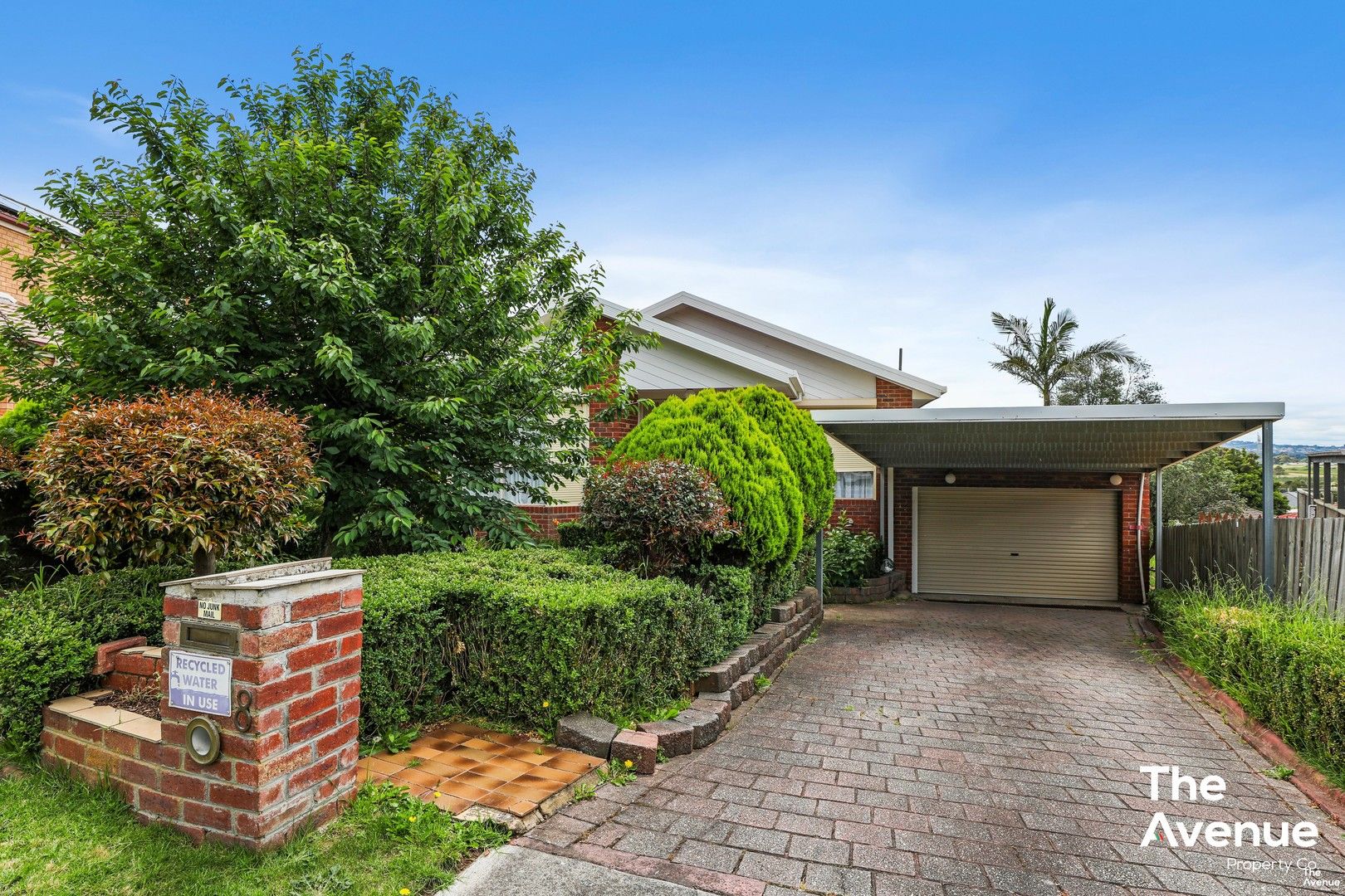 5 bedrooms House in 8 Candlebark Close HAMPTON PARK VIC, 3976