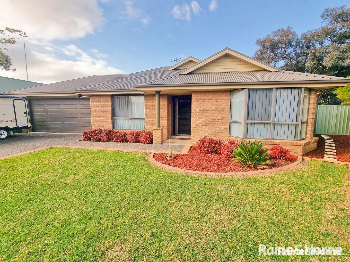 6 Mayoh Place, Young NSW 2594