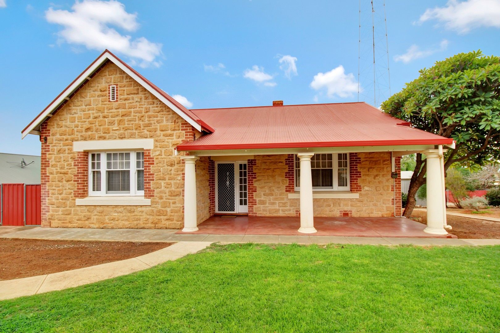 2 bedrooms House in 2 West Road WAIKERIE SA, 5330
