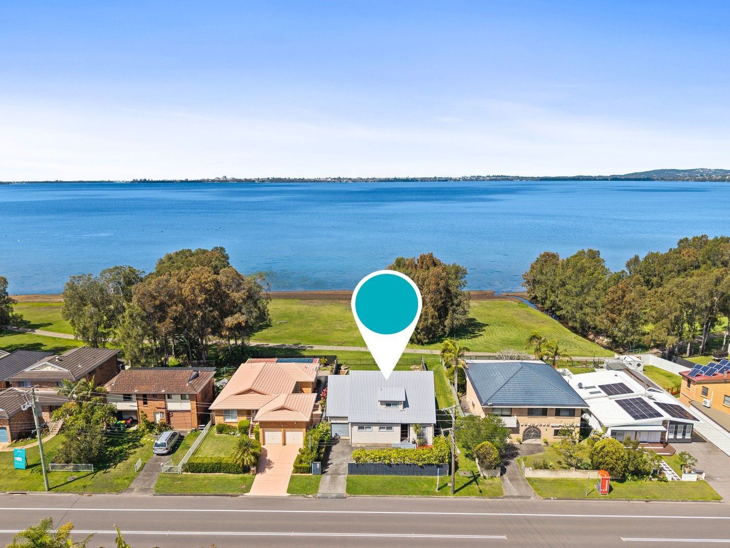 4 bedrooms House in 369 Lakedge Avenue BERKELEY VALE NSW, 2261