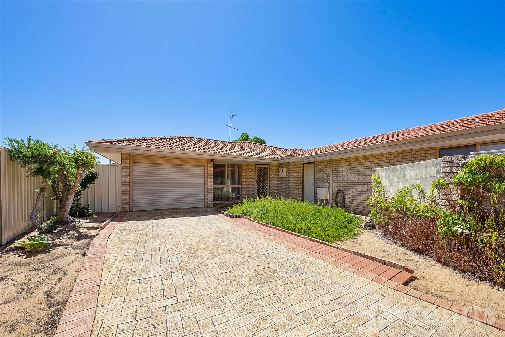 3 bedrooms House in 2/12 St Laurent Close GREENFIELDS WA, 6210