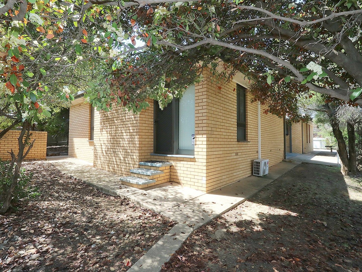 Unit 4/1 Nordlingen Drive, Tolland NSW 2650, Image 0