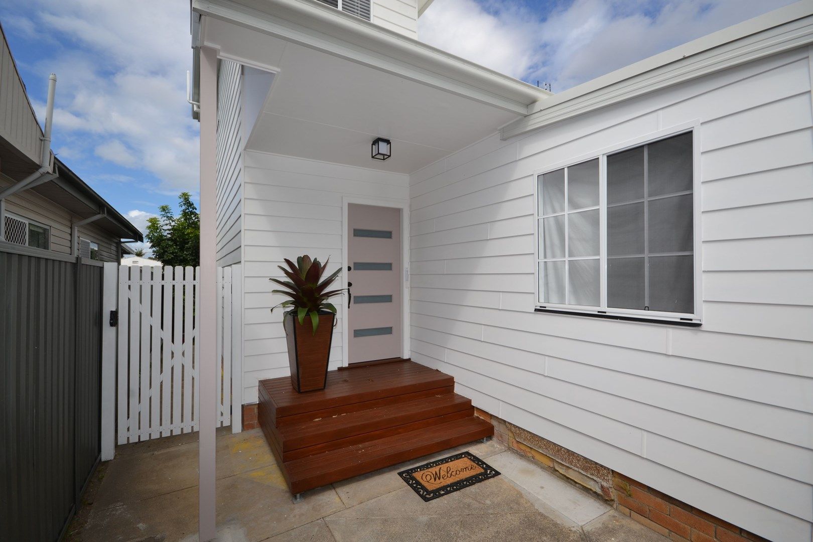 1 bedrooms Townhouse in 7a Boronia Avenue WOY WOY NSW, 2256