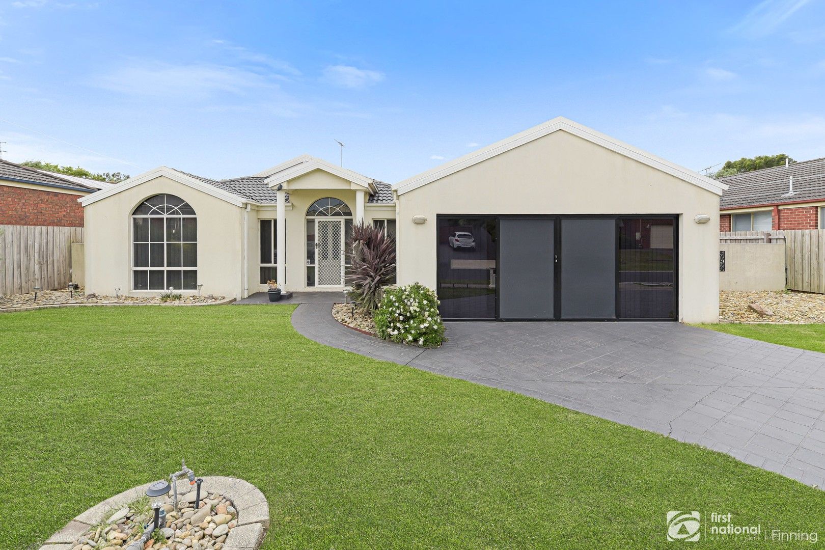 5 Lochgreen View, Cranbourne VIC 3977, Image 2