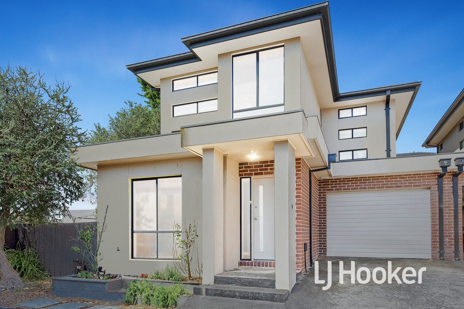 3 bedrooms Townhouse in 8/30 Central Road HAMPTON PARK VIC, 3976
