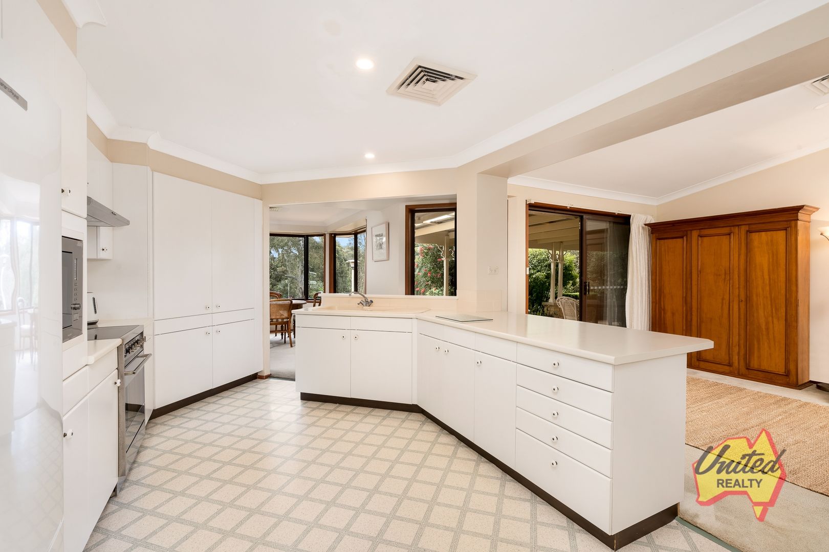 32 Willoughby Circuit, Grasmere NSW 2570, Image 2