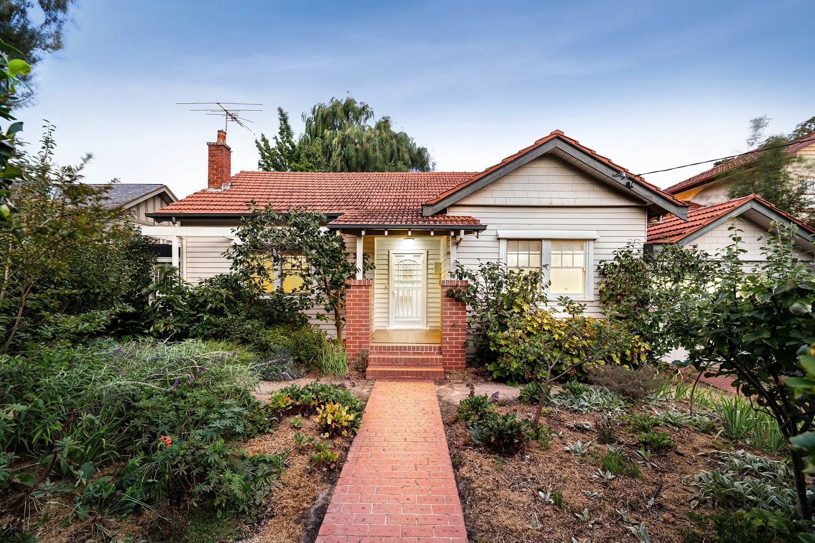 4 bedrooms House in 13 Gwenda Avenue CANTERBURY VIC, 3126