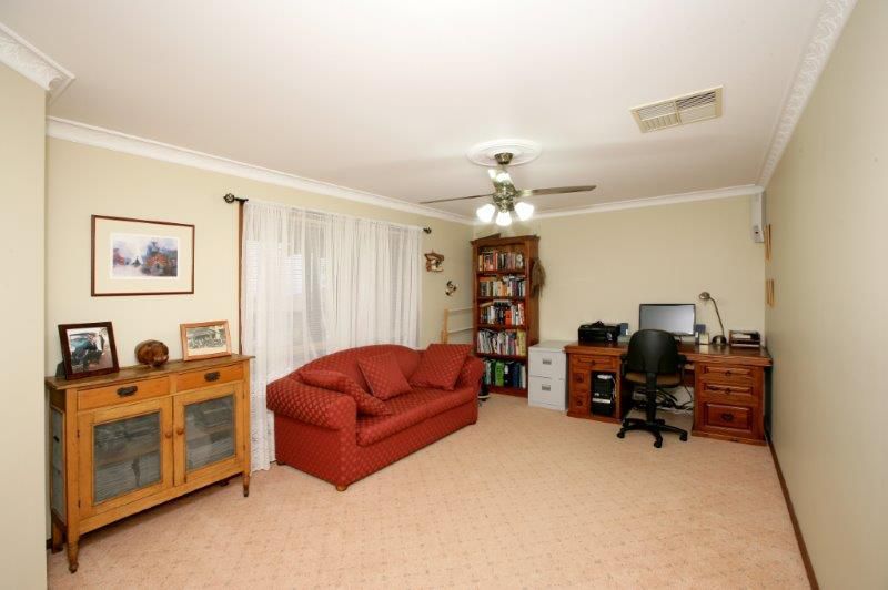 2/1 Kincora Pl, Bourkelands NSW 2650, Image 1