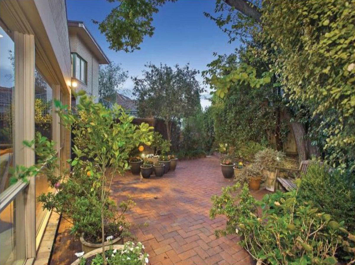 2 bedrooms Apartment / Unit / Flat in 4/4 Yarradale Road TOORAK VIC, 3142
