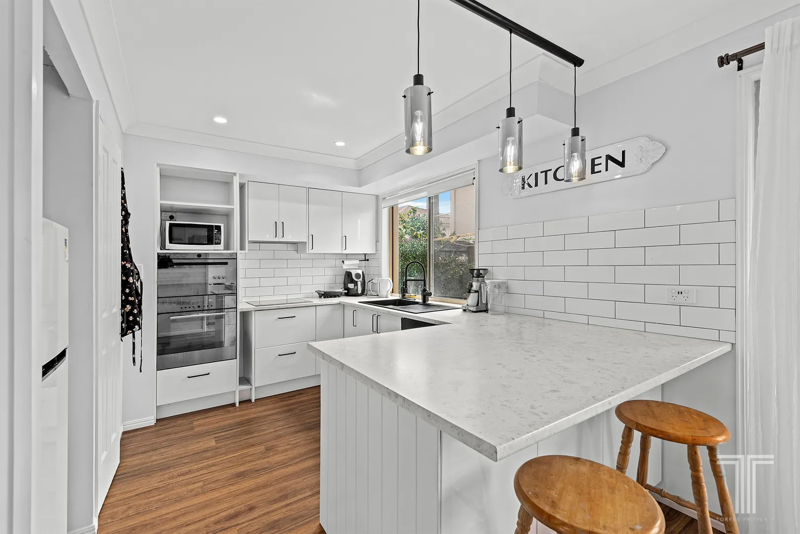 Renovated Park-Facing Townhouse in a Convenient Location - Vista 3