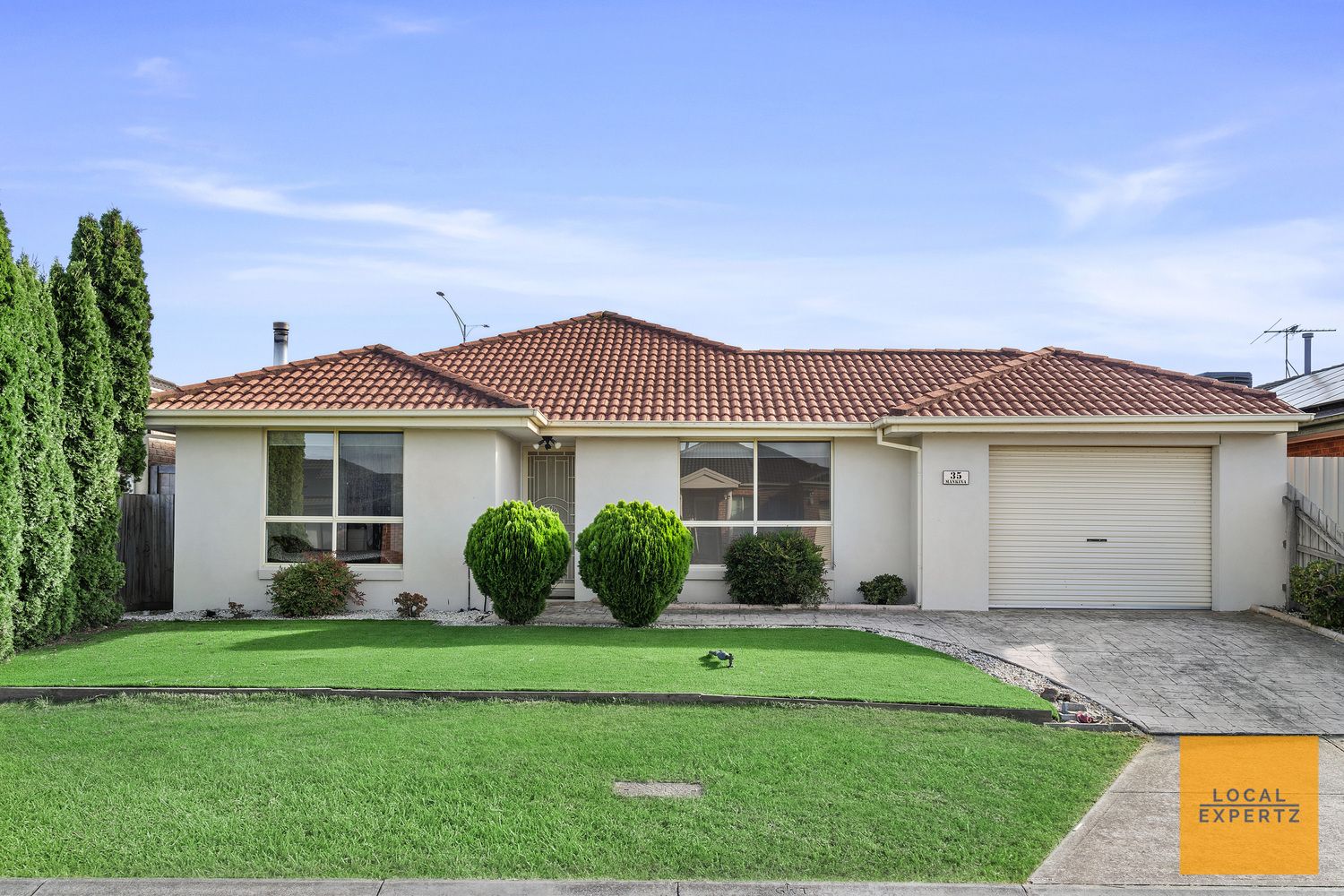 3 bedrooms House in 35 Mankina Circuit DELAHEY VIC, 3037