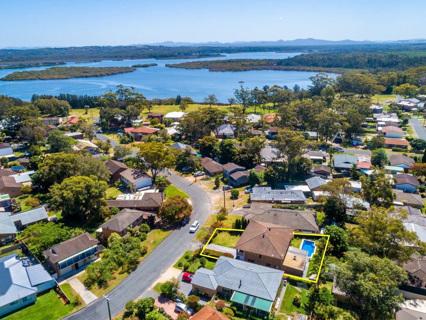 6 bedrooms House in 18 Karthena Crescent HAWKS NEST NSW, 2324