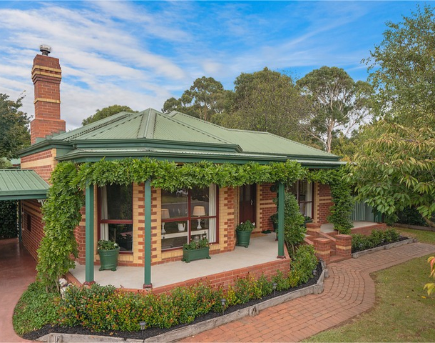 33 Stuart Drive, Woodend VIC 3442