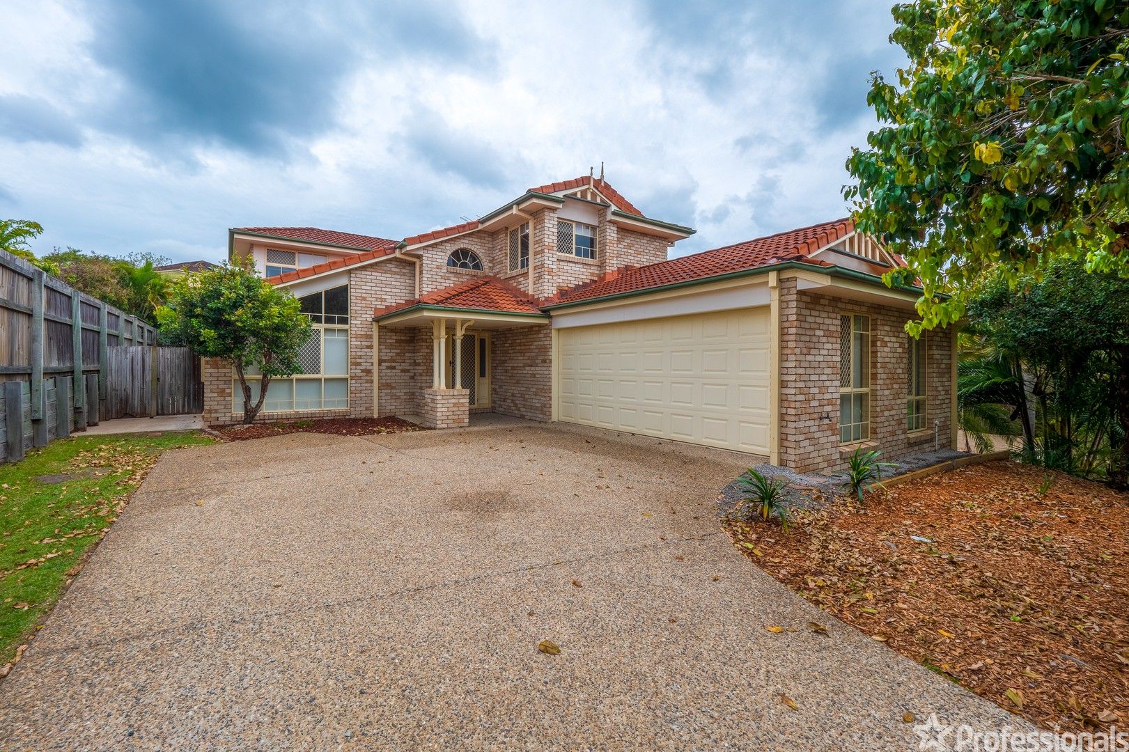 5 bedrooms House in 10 Seinfeld Close MCDOWALL QLD, 4053