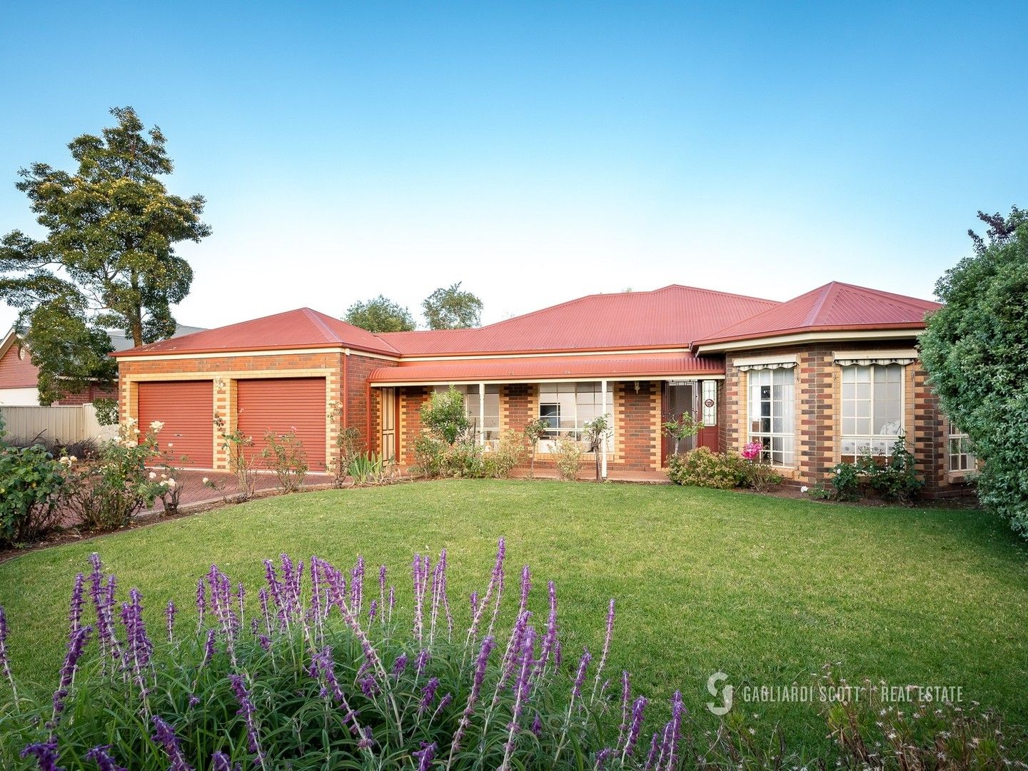 3 bedrooms House in 8 Silvan Crescent KIALLA VIC, 3631