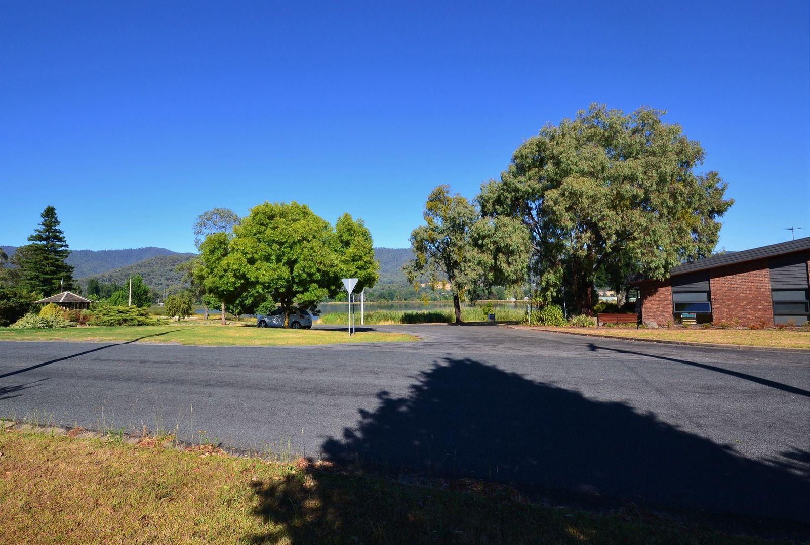 60 Lakeside Avenue, Mount Beauty VIC 3699, Image 2